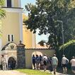 Einzug einer Pilgergruppe in die Klosterkirche Miesberg
